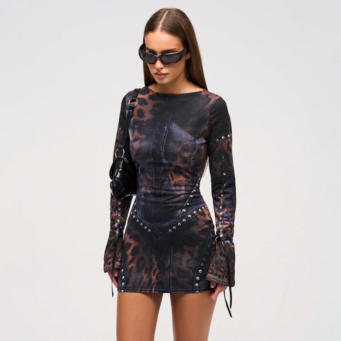 O1CN01ITmyDN1PpfZYuOYYB_3676141890-0-cib.jpg Winter New Contrast Color Leopard Print Metal Buckle Short Dress - Image 3